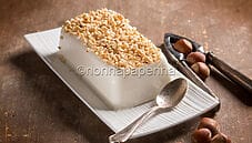 Panna cotta con granella di nocciole, un dolce che stupisce Panna cotta con granella di nocciole, un dolce che stupisce