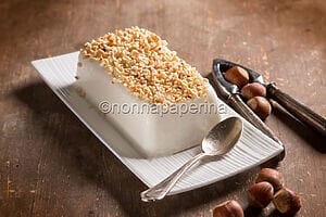 Panna cotta con granella di nocciole, un dolce che stupisce Panna cotta con granella di nocciole, un dolce che stupisce