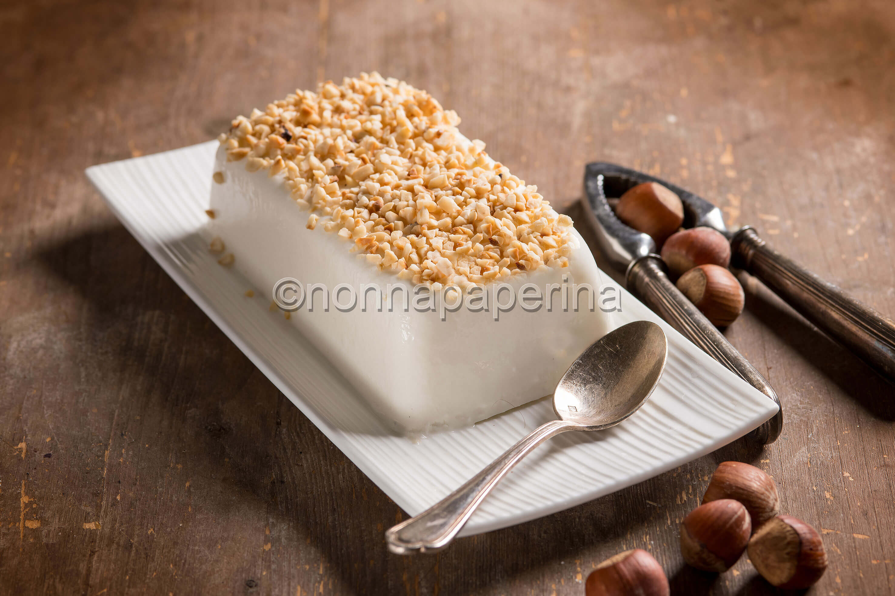 Panna cotta con granella di nocciole, un dolce che stupisce