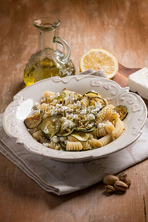 Pasta fredda con zucchine e pistacchi