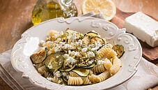 Pasta fredda con zucchine e pistacchi, un piatto estivo Pasta fredda con zucchine e pistacchi, un piatto estivo