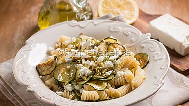 Pasta fredda con zucchine e pistacchi