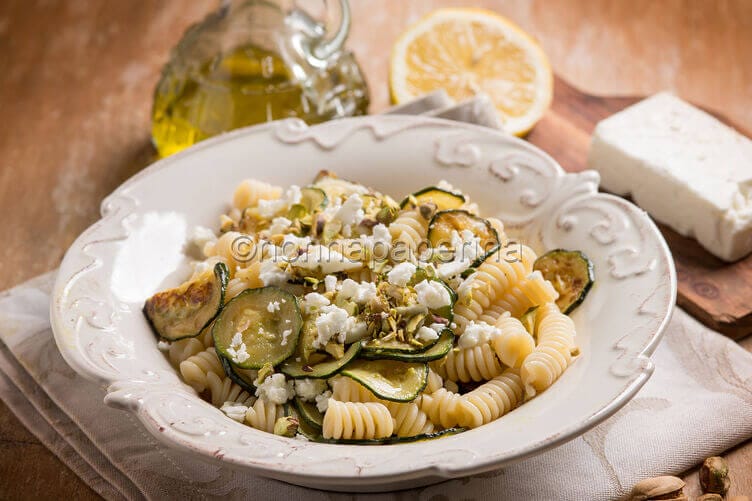 Pasta fredda con zucchine e pistacchi