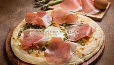 Pizza con asparagi e prosciutto crudo