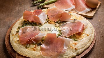 Pizza con asparagi e prosciutto crudo