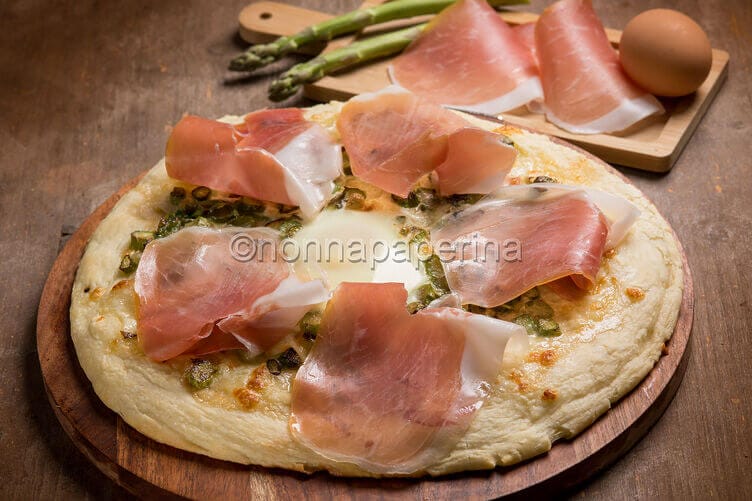 Pizza con asparagi e prosciutto crudo Degustibus Pizza con asparagi e prosciutto crudo