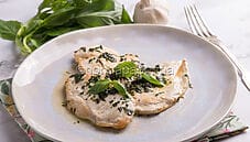 Pollo al basilico, un secondo leggero e stuzzicante Pollo al basilico, un secondo leggero e stuzzicante