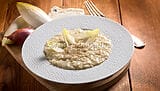 Risotto con indivia e gorgonzola, un primo piatto chic Risotto con indivia e gorgonzola, un primo piatto chic