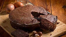 Torta caprese alle nocciole, un dolce morbido e croccante Torta caprese alle nocciole, un dolce morbido e croccante