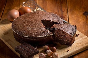 Torta caprese alle nocciole, un dolce morbido e croccante Torta caprese alle nocciole, un dolce morbido e croccante