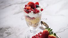 Trifle ai biscotti con crema e frutta