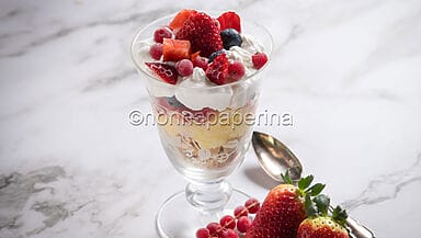 Trifle ai biscotti con crema e frutta