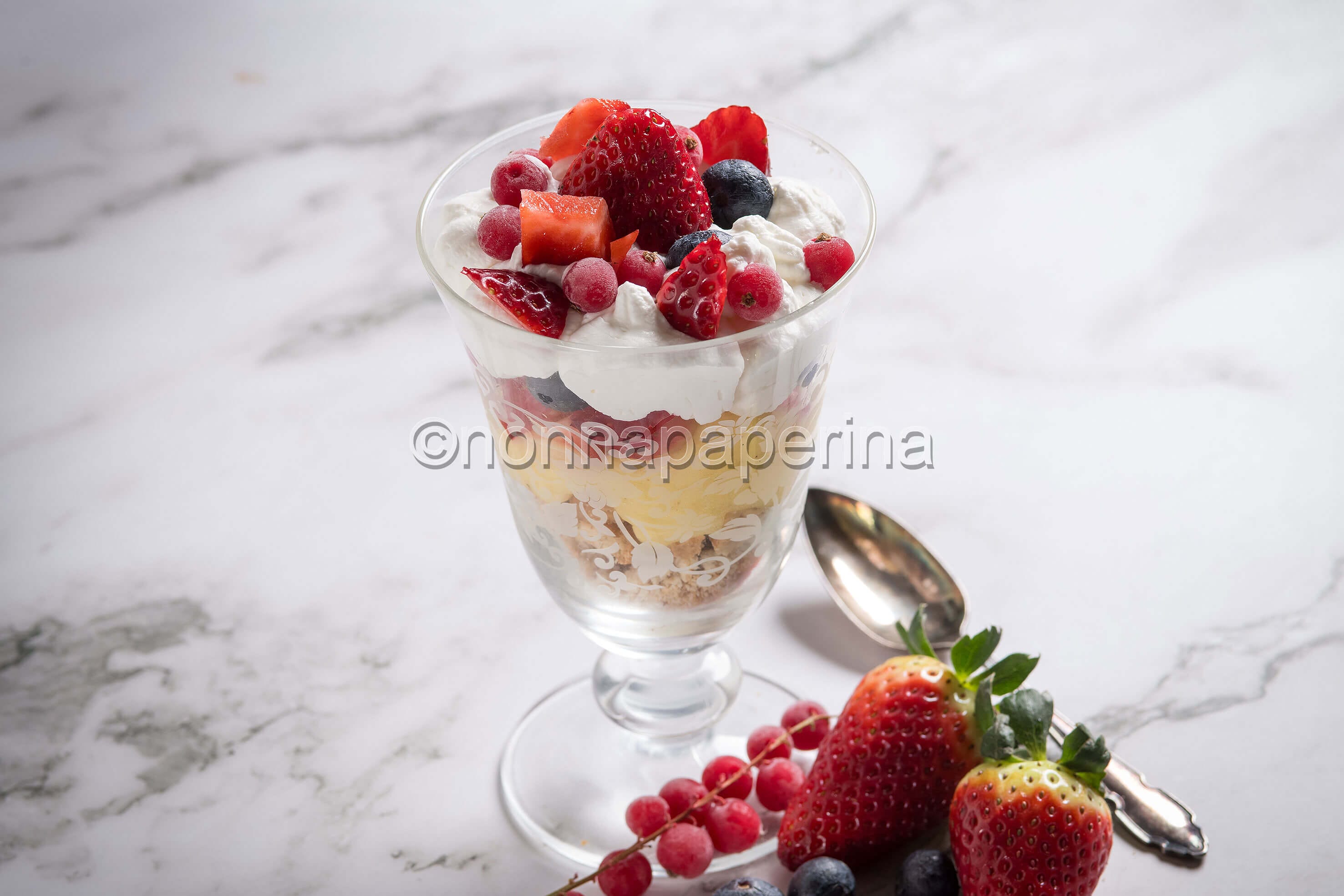 Trifle ai biscotti con crema e frutta, un dessert sontuoso