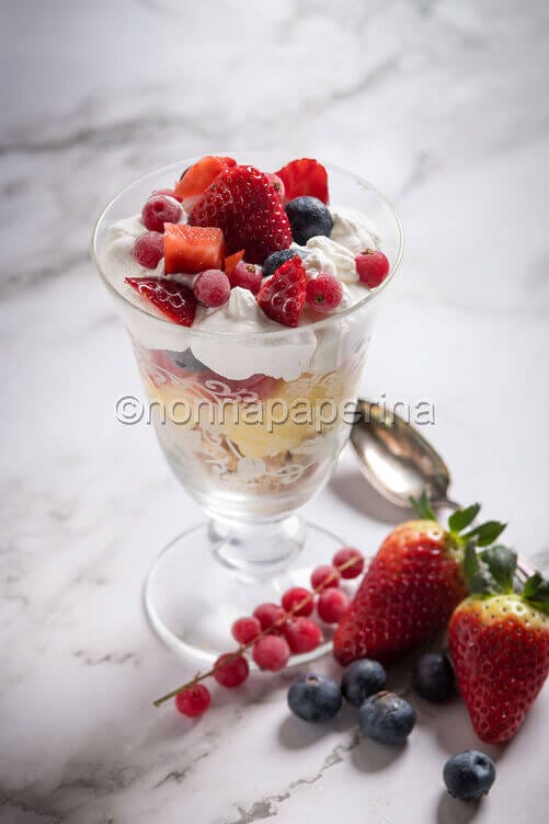 Trifle ai biscotti con crema e frutta Trifle ai biscotti con crema e frutta