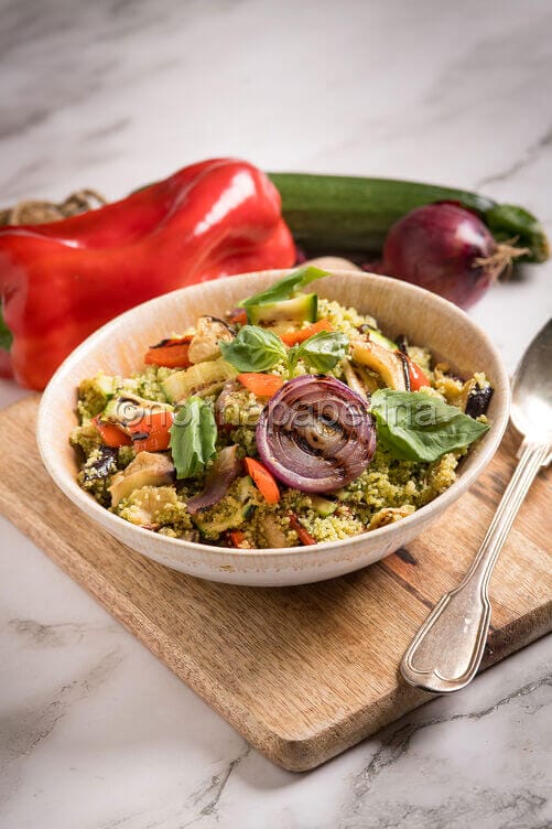Cous cous estivo con verdure e pesto