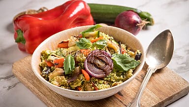 Cous cous estivo con verdure e pesto