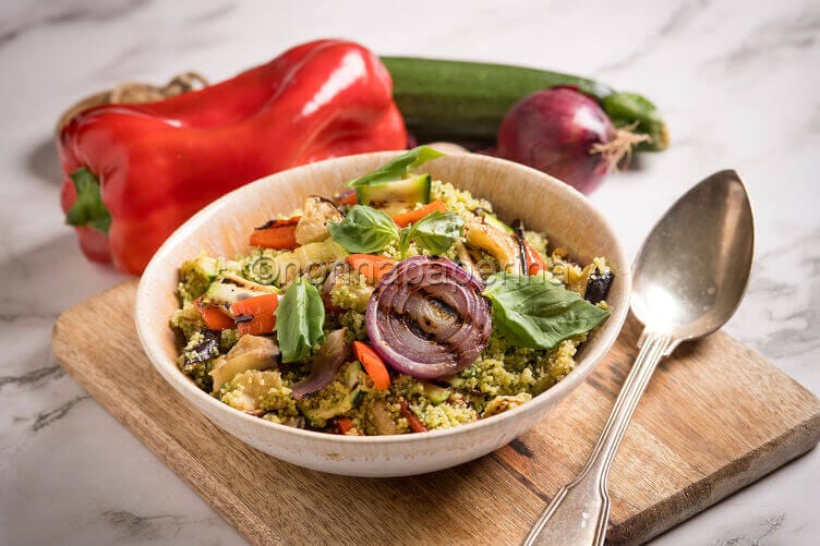 Cous cous estivo con verdure e pesto