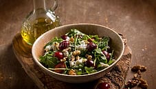 Insalata estiva con ciliegie e feta, una bowl raffinata Insalata estiva con ciliegie e feta, una bowl raffinata