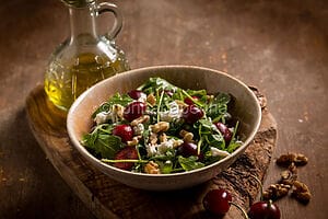 Insalata estiva con ciliegie e feta, una bowl raffinata Insalata estiva con ciliegie e feta, una bowl raffinata