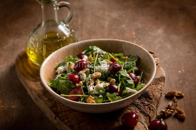 Insalata estiva con ciliegie e feta