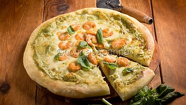 Pizza con crema di basilico e gamberetti
