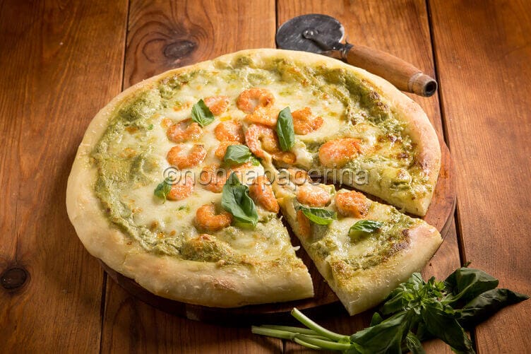 Pizza con crema di basilico e gamberetti