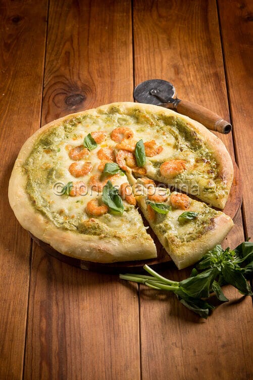 Pizza con crema di basilico e gamberetti Pizza con crema di basilico e gamberetti
