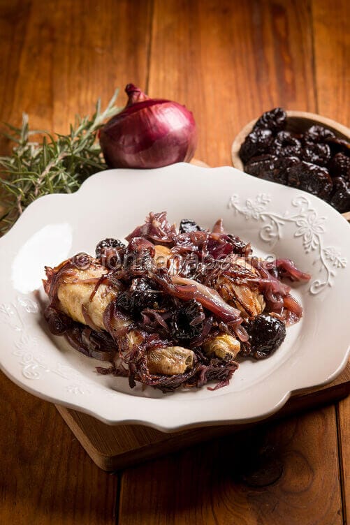 Pollo al forno con prugne e cipolle