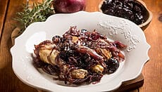 Pollo al forno con prugne e cipolle