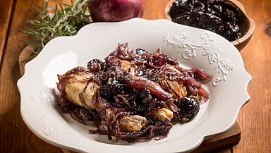 Pollo al forno con prugne e cipolle