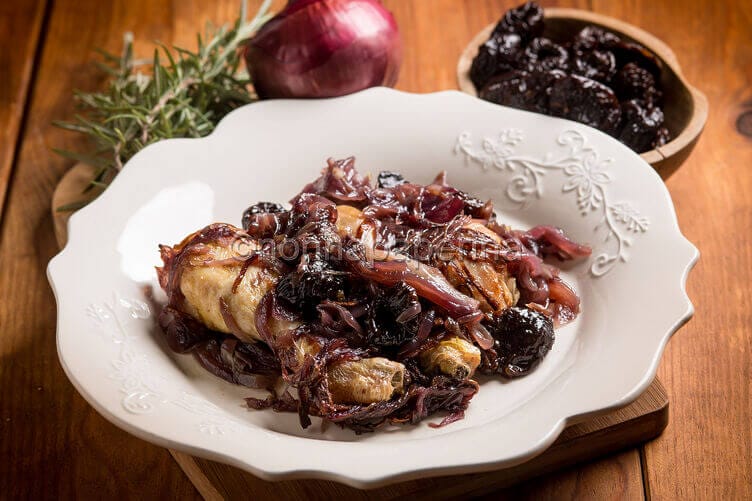 Pollo al forno con prugne e cipolle