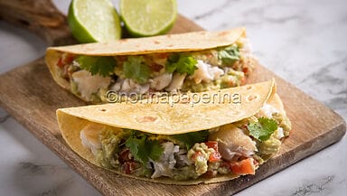 Tacos di pesce con salsa all’avocado