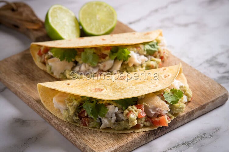 Tacos di pesce con salsa all’avocado