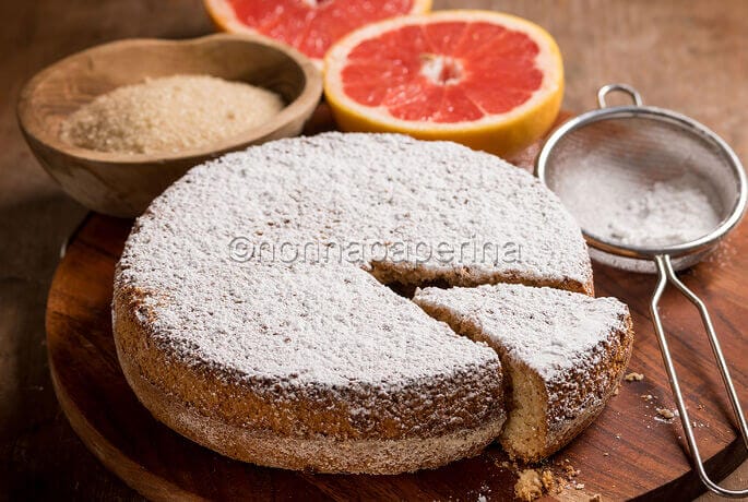 Torta al pompelmo e nocciole