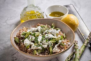 Insalata di farro con asparagi, una semplice ricetta rustica Insalata di farro con asparagi, una semplice ricetta rustica