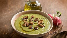 Zuppa estiva con ravanello e zucchine