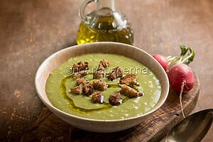 Zuppa estiva con ravanello e zucchine: un primo leggero Zuppa estiva con ravanello e zucchine: un primo leggero