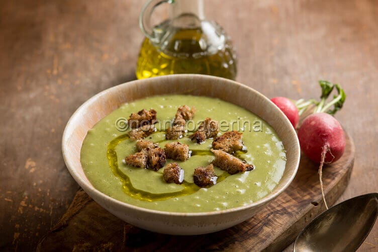 Zuppa estiva con ravanello e zucchine