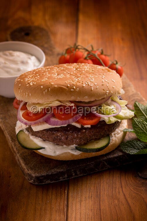 Hamburger di agnello con salsa tzatziki