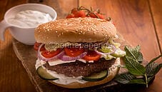 Hamburger di agnello con salsa tzatziki: un buon finger food Hamburger di agnello con salsa tzatziki: un buon finger food