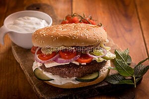 Hamburger di agnello con salsa tzatziki: un buon finger food Hamburger di agnello con salsa tzatziki: un buon finger food