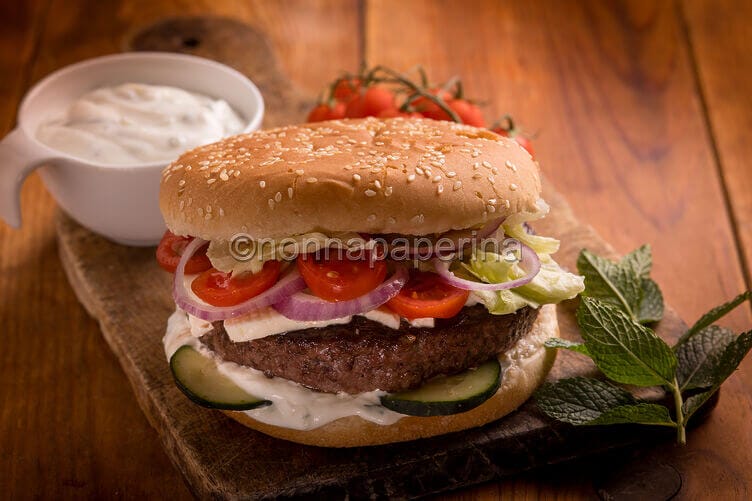 Hamburger di agnello con salsa tzatziki