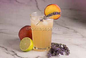 Mocktail alla lavanda: un cocktail analcolico leggero Mocktail alla lavanda: un cocktail analcolico leggero