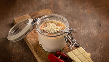 Panna cotta al cioccolato bianco e peperoncino