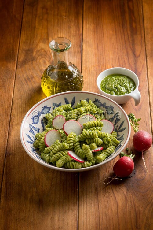 Pasta con pesto di ravanello e mandorle
