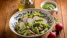 Pasta con pesto di ravanello e mandorle, una ricetta unica Pasta con pesto di ravanello e mandorle, una ricetta unica