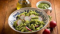 Pasta con pesto di ravanello e mandorle