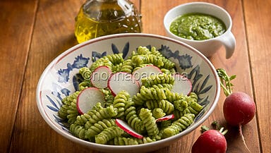 Pasta con pesto di ravanello e mandorle
