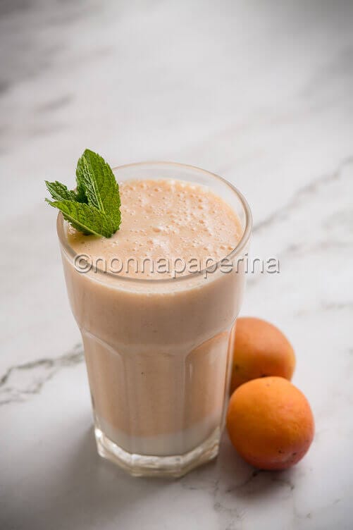 Smoothie alle albicocche e cocco