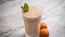 Smoothie alle albicocche e cocco